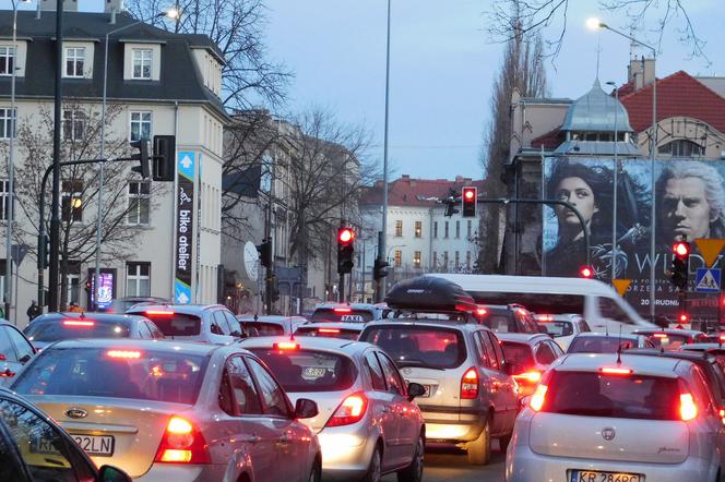 Jechał Boltem po buspasie i na czerwonym! O krok od tragedii w Krakowie