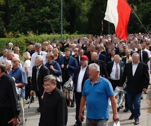 Tak wygląda grób matki Morawickiego, morze kwiatów