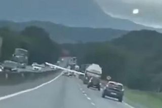 Samolot lądował na zatłoczonej trasie między autami! Wideo mrozi krew w żyłach