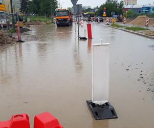 Ulewa w Olsztynie. Zalane ulice, tymczasowe ronda na Krasickiego się rozpłynęły [ZDJĘCIA]