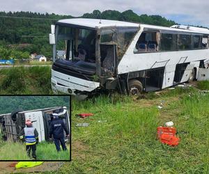 Autobus z dziećmi wyleciał z trasy. Liczba rannych w wywpadku Roztoce wzrosła