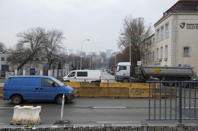 Budowa przejścia dla pieszych na Karowej