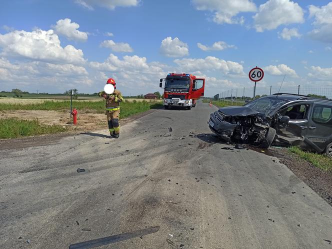 Tragiczny wypadek w okolicy Pruszcza - młody kierowca zginął na miejscu, a jego narzeczona walczy o życie w szpitalu