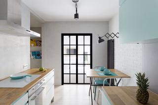 Przeszklone, rozsuwane drzwi w kuchni