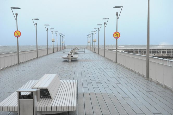 Zimne lato 2025. Katastrofa wakacyjna nad morzem i na Mazurach. Pustki w kurortach