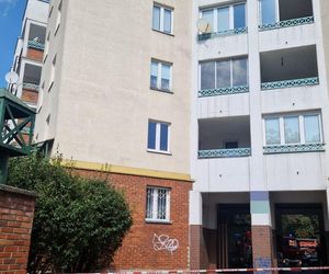 Łódź. Wybuch i pożar w mieszkaniu. 72-letni mieszkaniec usłyszał zarzuty [ZDJĘCIA].