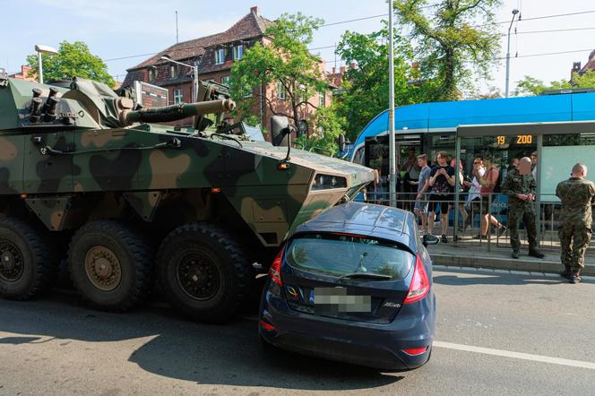 Wojskowy wóz jechał na pokaz podczas pikniku