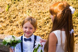 Na ślubie każdy ma swoje zadanie? Chłopiec nie chce nieść obrączek, woli sypać kwiatki