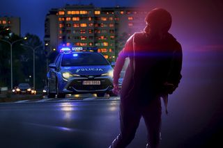 Strzały na ulicach Wrocławia! 36-latek zatrzymany, dwóch mężczyzn poszukiwanych. To mieli na dachu