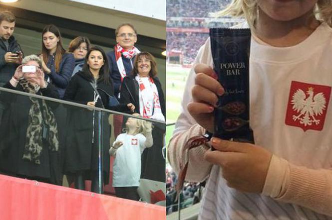 Anna Lewandowska reklamuje na meczu swoje produkty