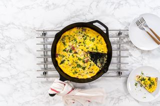 Serek wiejski mieszam z tymi składnikami. Ten włoski omlet smakuje każdemu 