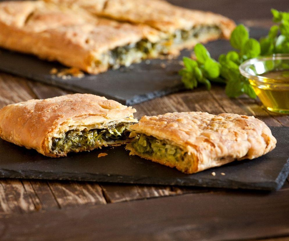 ciasto francuskie z szynką, cukinią i mozzarellą