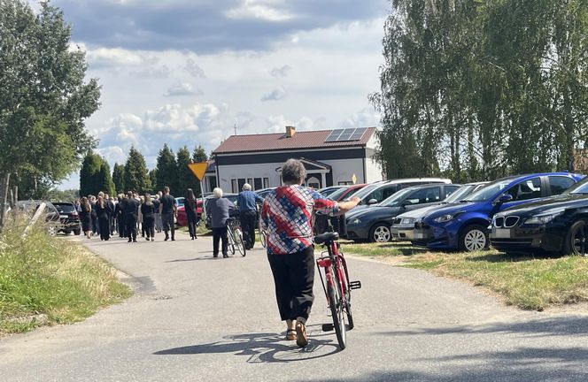  Pogrzeb rodzeństwa w Tuszowie Narodowym. Dominika i Grzegorz zginęli w wypadku. Trafili na pijanego kierowcę lawety