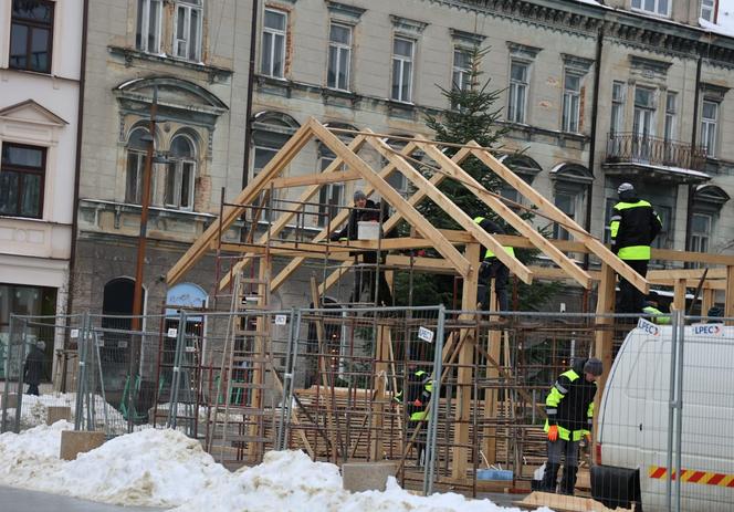 Trwa montaż szopki bożonarodzeniowej „pod Pedetem” w Lublinie