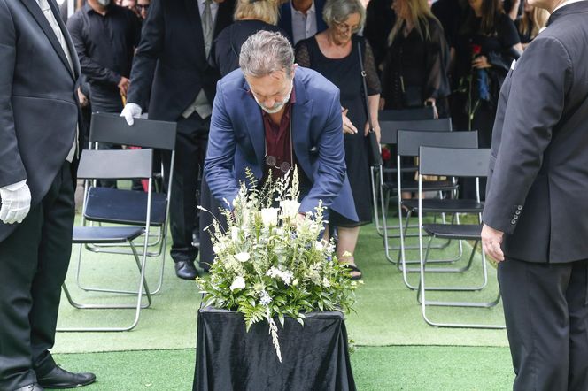 Żałobnicy brawami na kolanach oddali hołd Joannie Kołaczkowskiej. Niezwykły moment wywołał morze łez