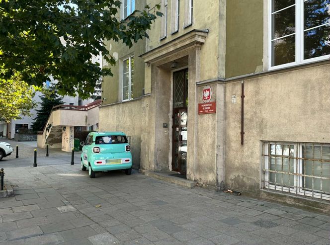 "Kucyk" na uwięzi. Tak w prokuraturze ładowali elektryczne auto. Przedłużacz zwisał z okna