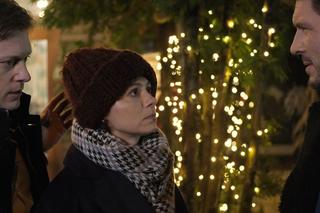 M jak miłość, odcinek 1726. Marcin (Mikołaj Roznerski), Iza (Adriana Kalska), Radek (Philippe Tłokiński)