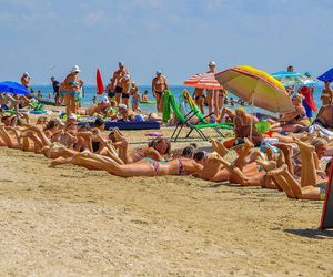 Tłumy na pomorskiej plaży! Przeżywa prawdziwe oblężenie jeszcze przed wakacjami