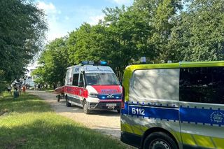 Pijaną nastolatkę wrzucili do stawu dla zabawy. Lądował śmigłowiec LPR