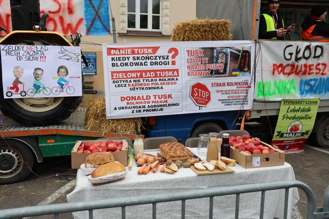 Protest rolników 20 marca przed Lubelskim Urzędem Wojewódzkim w Lublinie