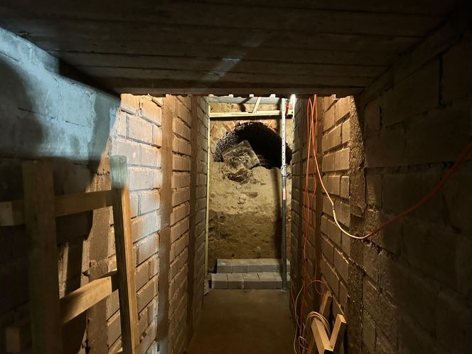 Pierwsze odkrycia w tajemniczej krypcie w Kazimierzu Biskupim