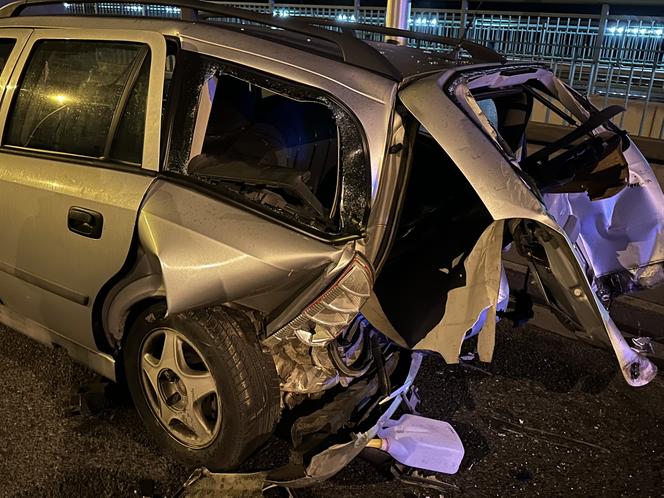 Pchał opla na Moście Północnym, citroen huknął w niego aż spadły mu buty. 24-latek w stanie krytycznym