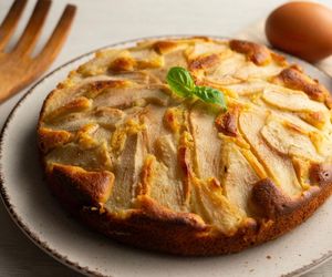 Biorę 2 gruszki, maślankę i kilka produktów. W 10 minut robię najlepsze domowe ciasto na jesień 