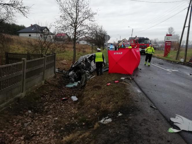 Koszmarny wypadek w Łódzkiem. 32-latek wjechał wprost na czołówkę z tirem