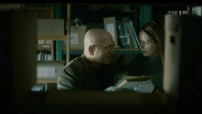Archiwista, odc. 1. Henryk Mikos (Henryk Talar), aspirant Zuzanna Wasiluk (Paulina Gałązka)