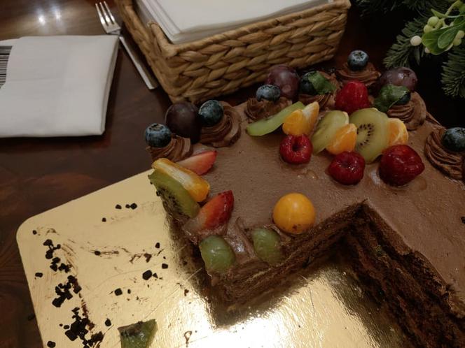 Był też urodzinowy tort na półwiecze. Czekoladowy, przybrany owocami