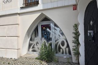 Zdewastowany zabytek w Warszawie