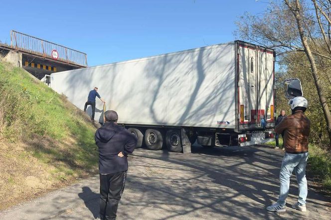 40-tonowy tir utknął pod wiaduktem w Tarnowie. Kierowcę zwiodła nawigacja