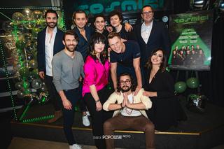 Tłum znanych osób oklaskiwał aktorów sztuki Kosmici. Kto zaszczycił swoją obecnością?