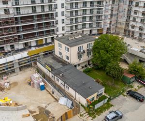 Ogromny blok otoczył przedwojenny dom. Niezwykły widok w Warszawie