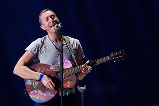 Niebezpieczne zdarzenie w trakcie koncertu Coldplay. Chris Martin wpadł do zapadni 