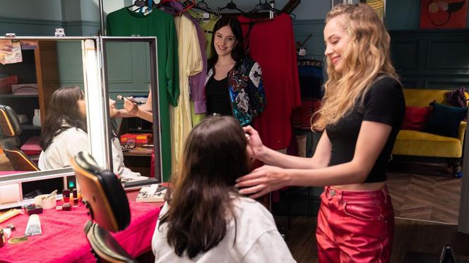 Barwy szczęścia, odc. 2487: Hania (Weronika Hoepfner), Oliwka (Wiktoria Gąsiewska), Madzia (Natalia Sierzputowska)