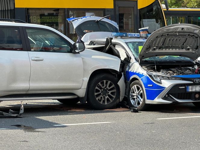 Wypadek radiowozu w Warszawie. Cztery osoby ranne, w tym policjanci