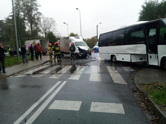 Nowe Żukowice. Kierowca busa wymusił pierwszeństwo. Przewoził dzieci 