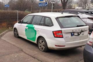 Stłuczka przerodziła się w sceny z filmu. Naćpany kierowca Bolta w kajdankach, jego koledzy uciekli