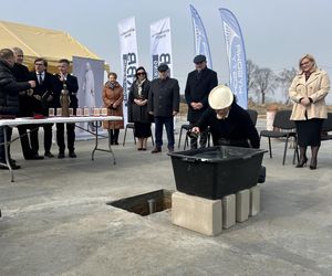 Konotopie. Budowa pomnika Matki Boskiej. Miliarderzy i marszałek województwa na wmurowaniu aktu erekcyjnego [ZDJĘCIA].