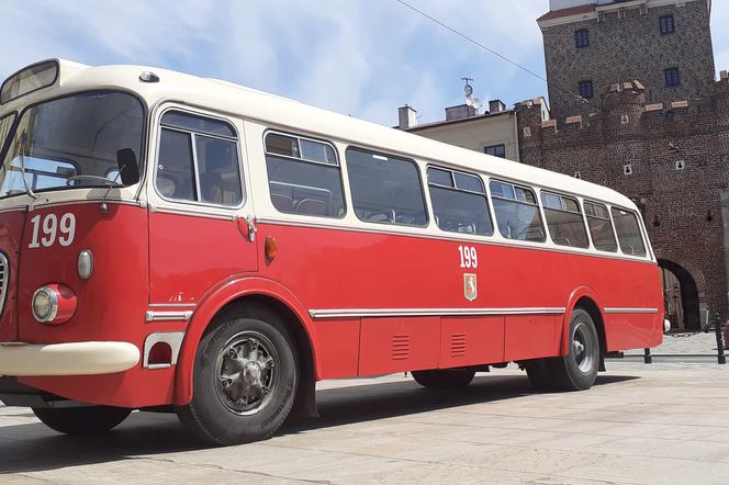 Zabytkowy autobus Gutek stoi przed lubelskim ratuszem i przypomina o tym co wydarzyło się 40 lat temu [WIDEO]