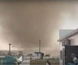 Tornado zdemolowało Krym! Zniszczyło auta i pozrywało dachy [NAGRANIA] 