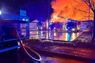 Tyle zostało z Biedronki na Dolnym Śląsku po nocnym pożarze. Dach zawalił się do środka sklepu