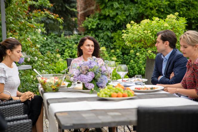 Zawsze warto 2 sezon odc. 15 (odc. 3): Rafał (Bartłomiej Kotschedoff), Maria Wardecka (Małgorzata Pieczyńska), Marta (Weronika Rosati)