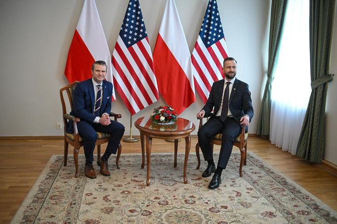 Wicepremier, minister obrony narodowej Władysław Kosiniak-Kamysz oraz sekretarz obrony USA Pete Hegseth na spotkaniu w siedzibie MON w Warszawie