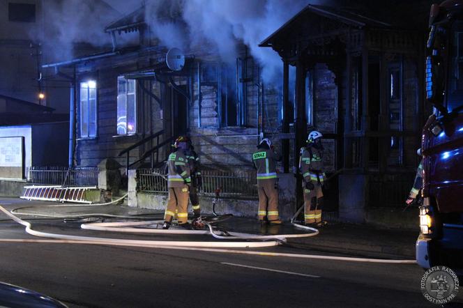 Pożar w Gostyninie. Płonął drewniany dom, w środku krzyczały dzieci!