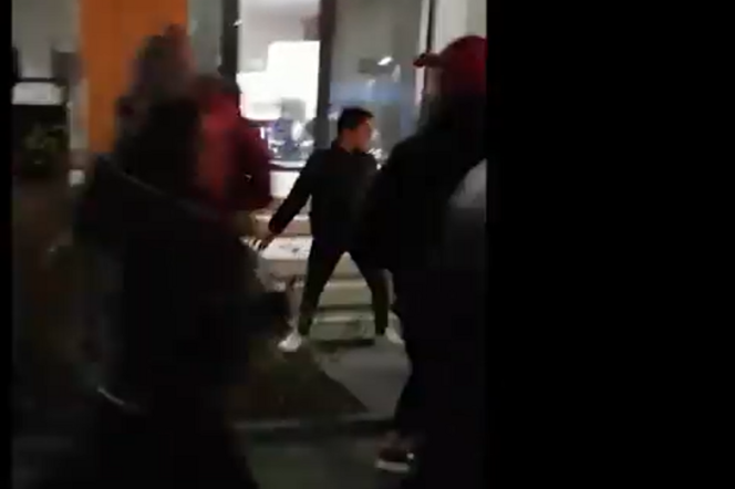 Pobili kontrolera biletów na przystanku tramwajowym „Politechnika” przy ul. Pawiej. Szuka ich policja