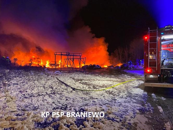 Pożar w Pieniężnie. Spłonęły wraki samochodów. Akcja strażaków trwała kilka godzin [ZDJĘCIA]