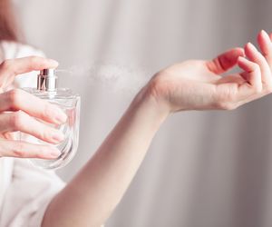 Większość z nas źle używa perfum. Dermatolożka: możemy zaszkodzić swojej skórze