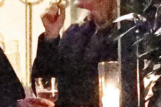 Anna Lewandowska w nocy pali elektryczne papierosy